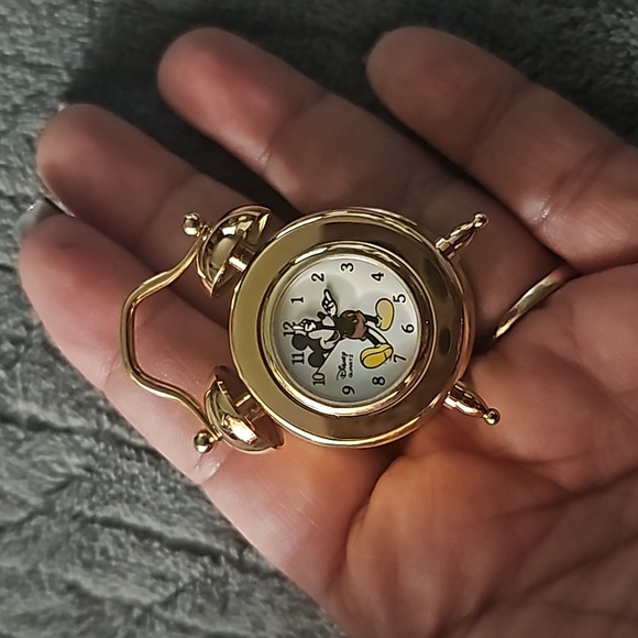 VINTAGE MINIATURE DISNEY GOLD DESIGN DESK CLOCK  COLLECTIBLE TESTED - Picture 6 of 6